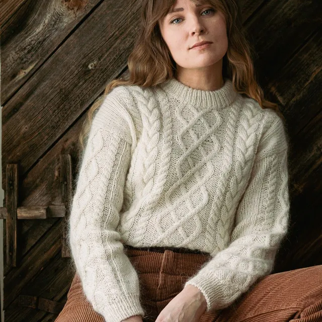 hobbii-anleitungen-soft-frost-pullover-strickanleitung-pdf-zopfmuster image 1