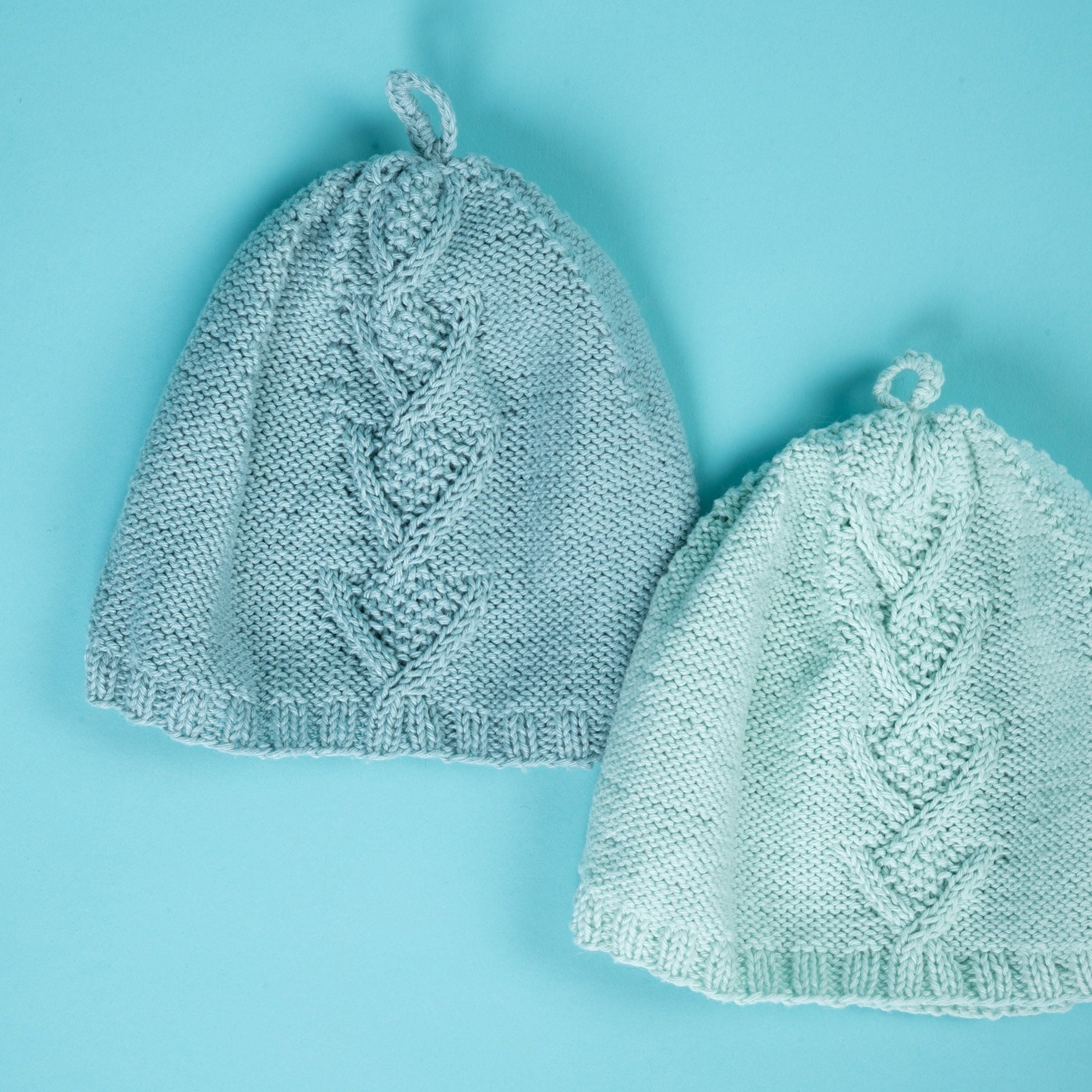 hobbii-anleitungen-sam-suss-kinderm-tze-strickanleitung-baby image 1