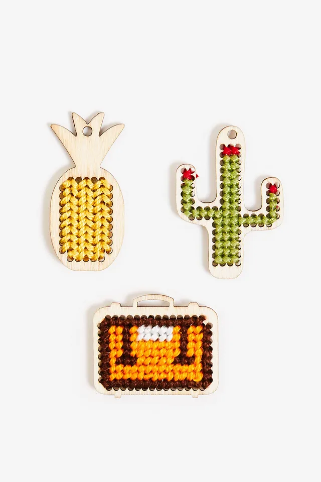 dmc-holzanh-nger-zum-besticken-3er-set-ananas-kaktus-koffer image 1