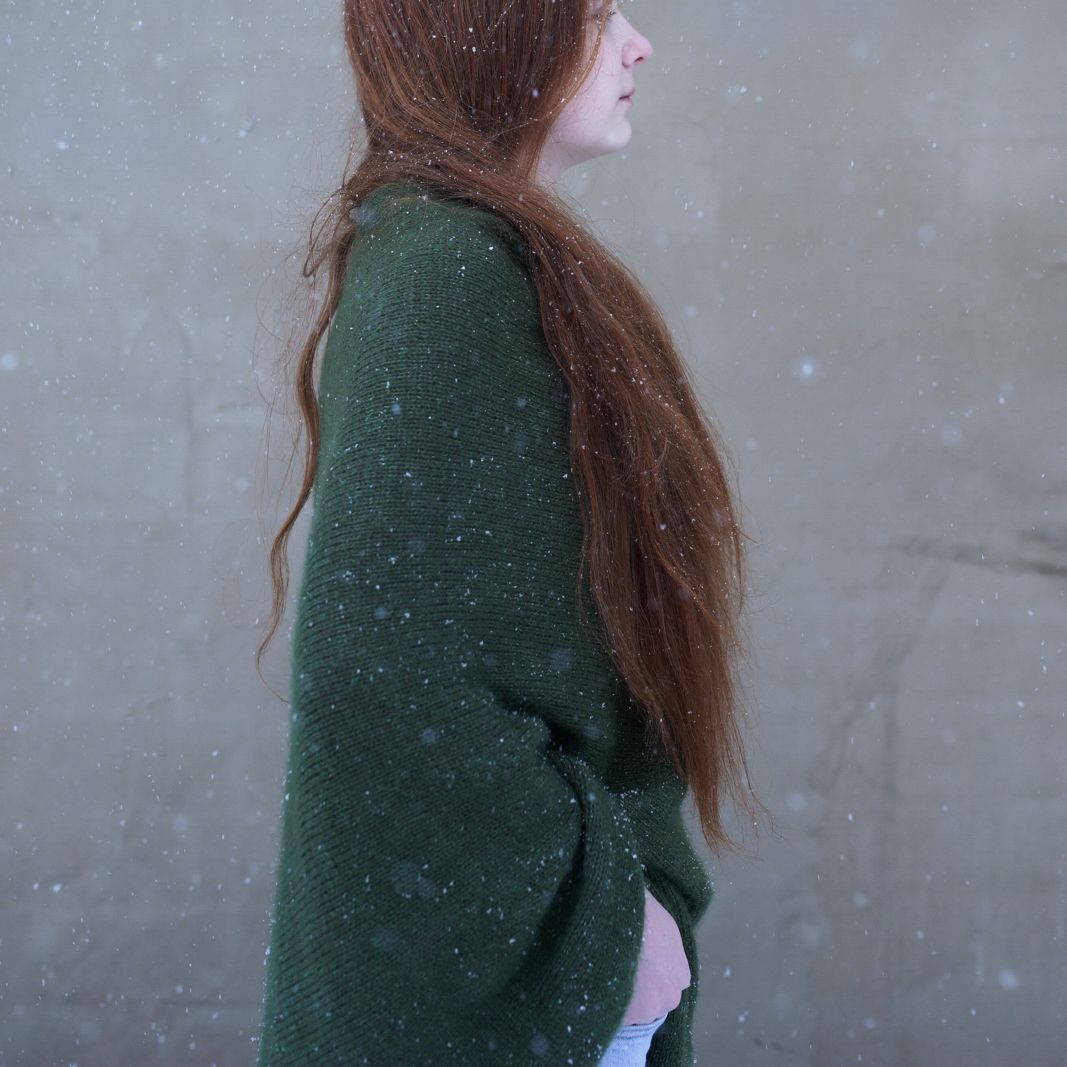 hobbii-soft-amber-poncho-strickanleitung-asymmetrisch image 6