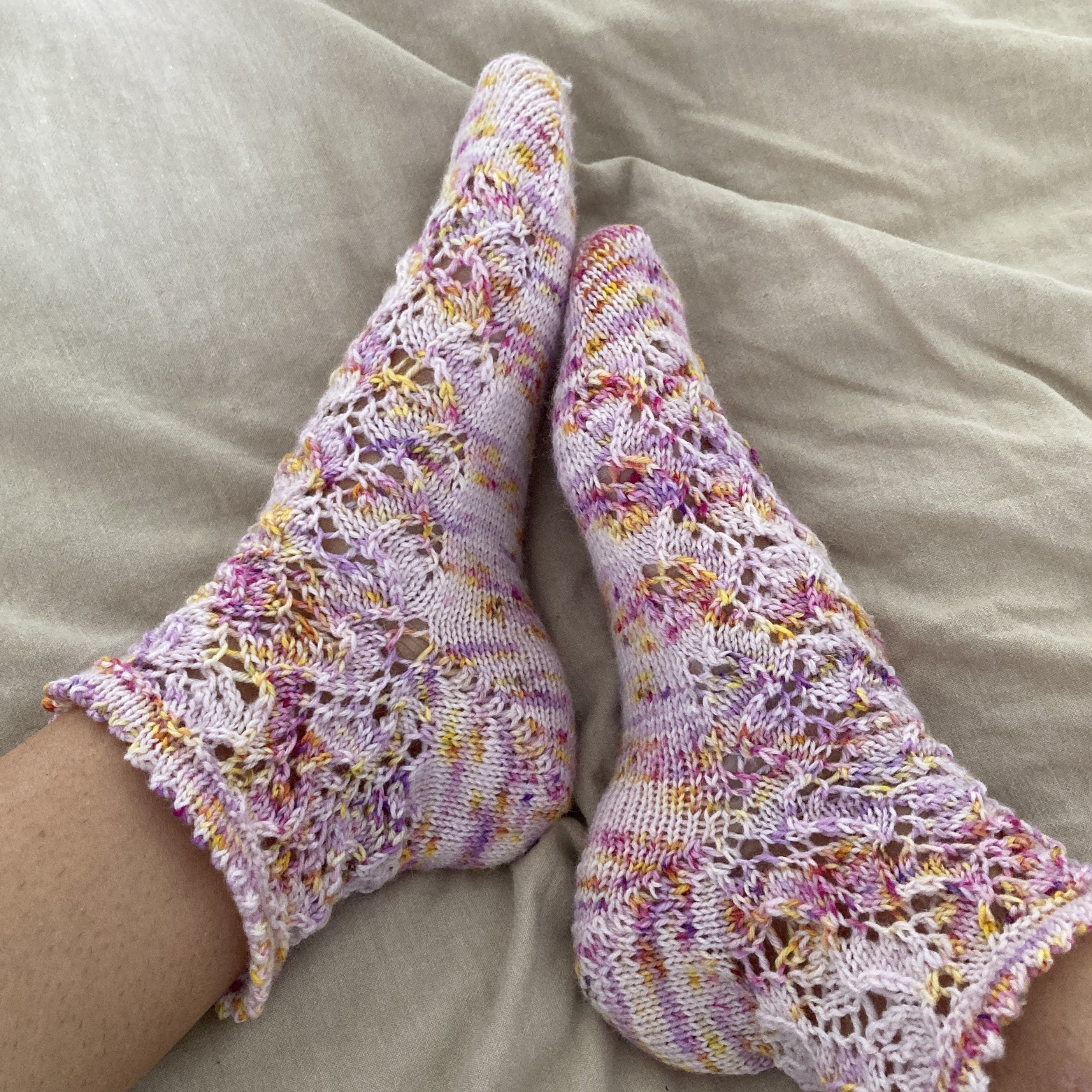 hobbii-garden-blooms-socken-strickanleitung-mit-r-sche image 4