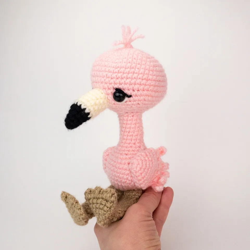hobbii-anleitungen-flossie-der-flamingo-h-kelanleitung-pdf-amigurumi image 1