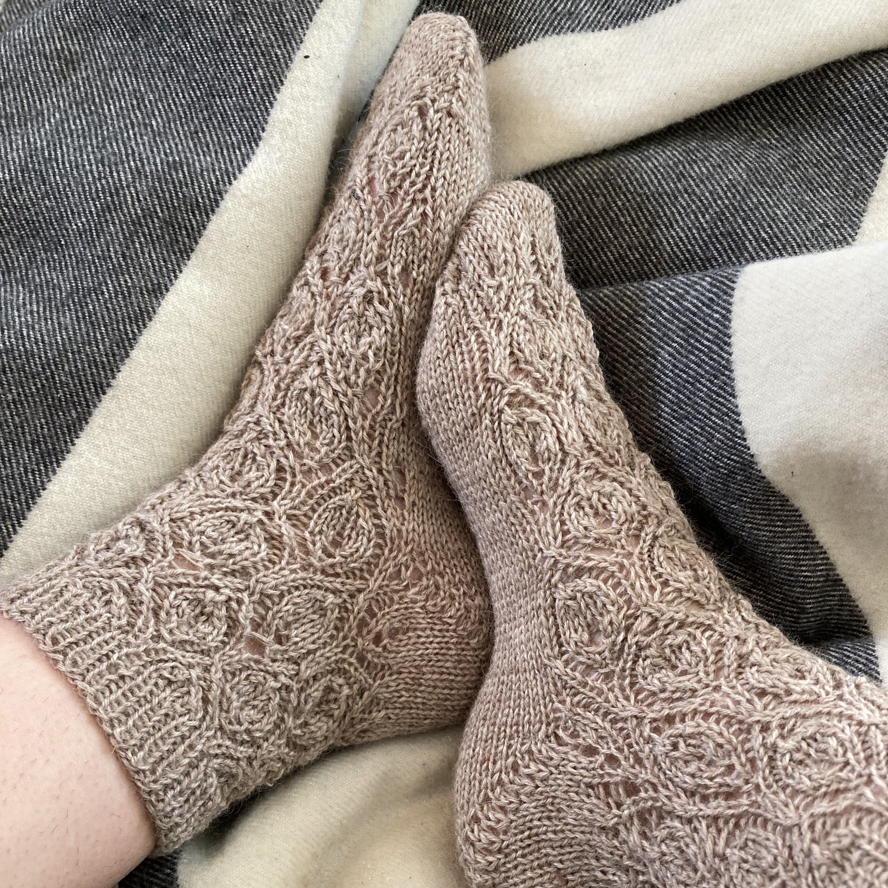 hobbii-autumn-leaves-socks-socken-anleitung-eu-38-39 image 1