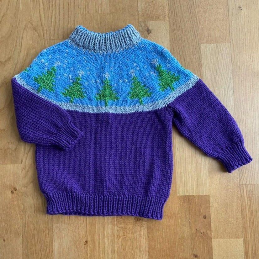 hobbii-anleitungen-xmastrees-kinderpullover-strickanleitung-2-jahre-eng image 1