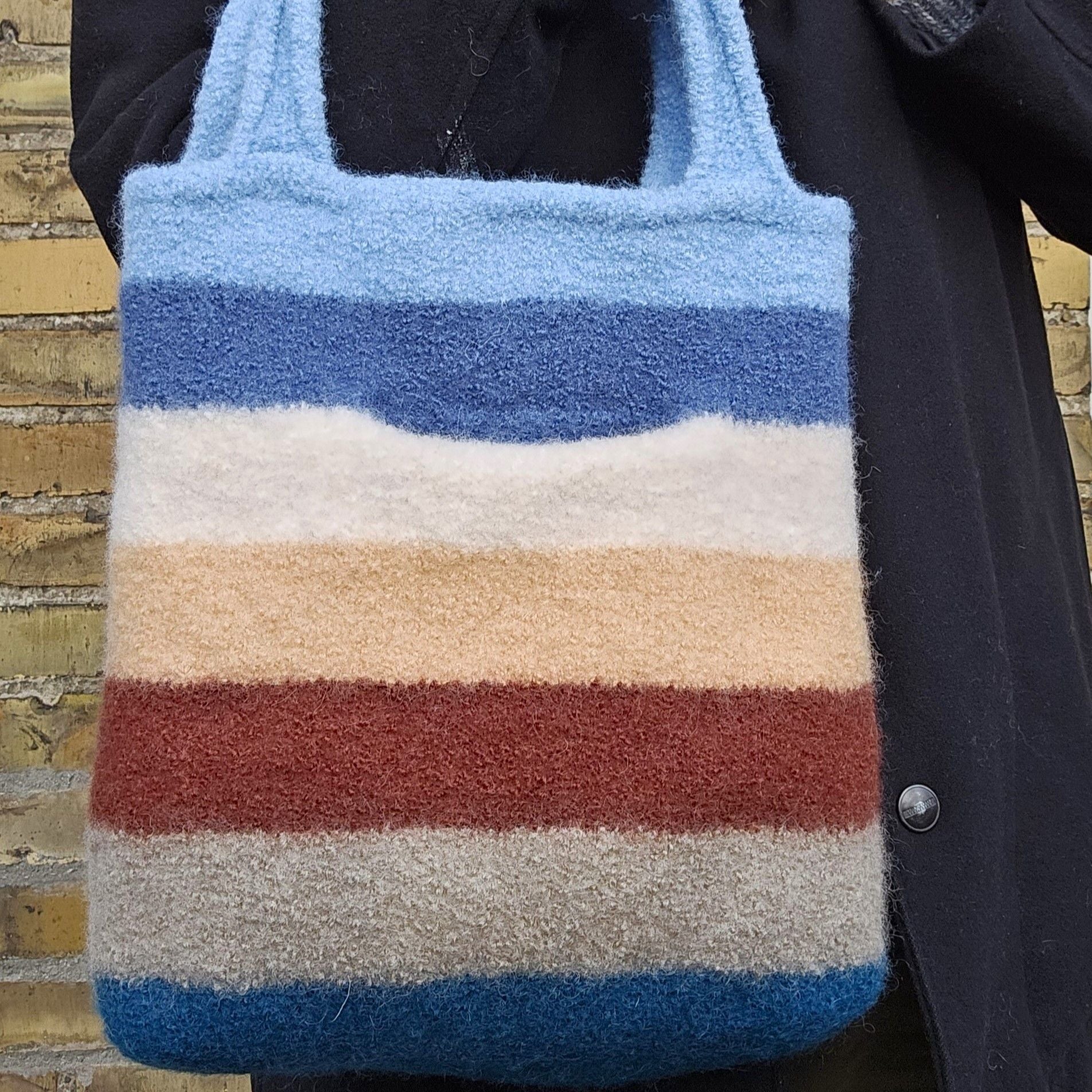 hobbii-allesk-nner-tasche-strickanleitung-filztasche-32-cm image 4