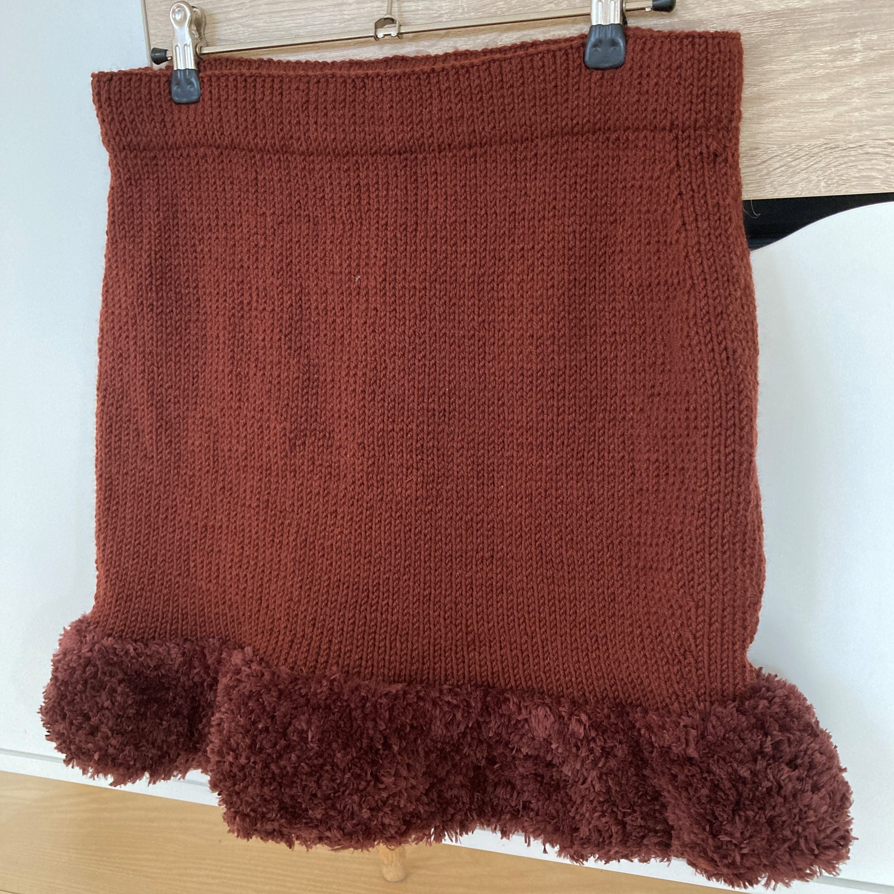 hobbii-anleitungen-furry-friend-skirt-strickanleitung-rock-pelzbesatz image 4